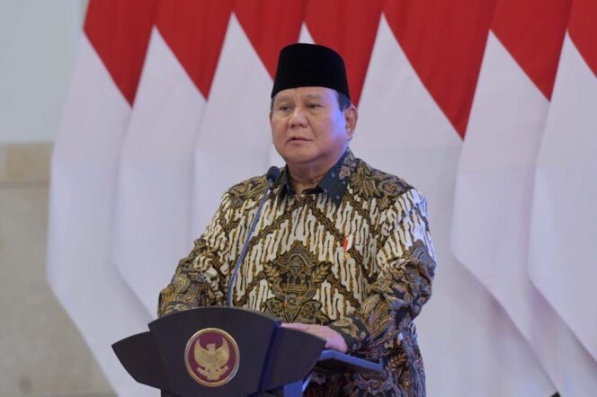 
					Presiden Prabowo Subianto saat Penyerahan Secara Digital Daftar Isian Pelaksanaan Anggaran (DIPA) dan Buku Alokasi Transfer ke Daerah (TKD) 2025 serta Peluncuran Katalog Elektronik Versi 6.0, di Istana Negara,