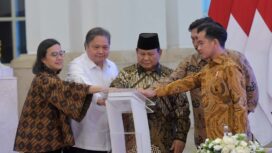 Presiden Prabowo Subianto didampingi Wakil Presiden Gibran Rakabuming Raka serta para Menteri Kabinet Merah Putih pada Peluncuran Katalog Elektronik Versi 6.0, di Istana Negara
