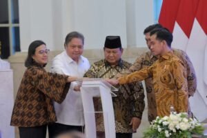 Presiden Prabowo Subianto didampingi Wakil Presiden Gibran Rakabuming Raka serta para Menteri Kabinet Merah Putih pada Peluncuran Katalog Elektronik Versi 6.0, di Istana Negara