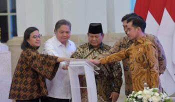 Presiden Prabowo Subianto didampingi Wakil Presiden Gibran Rakabuming Raka serta para Menteri Kabinet Merah Putih pada Peluncuran Katalog Elektronik Versi 6.0, di Istana Negara