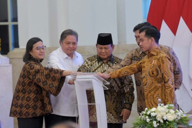 
					Presiden Prabowo Subianto didampingi Wakil Presiden Gibran Rakabuming Raka serta para Menteri Kabinet Merah Putih pada Peluncuran Katalog Elektronik Versi 6.0, di Istana Negara