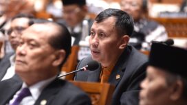 Anggota Komisi IV DPR RI Slamet saat interupsi dalam Rapat Paripurna di Gedung Nusantara II, DPR RI, Senayan