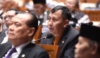 Anggota Komisi IV DPR RI Slamet saat interupsi dalam Rapat Paripurna di Gedung Nusantara II, DPR RI, Senayan