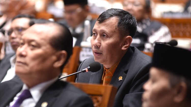 Anggota Komisi IV DPR RI Slamet saat interupsi dalam Rapat Paripurna di Gedung Nusantara II, DPR RI, Senayan