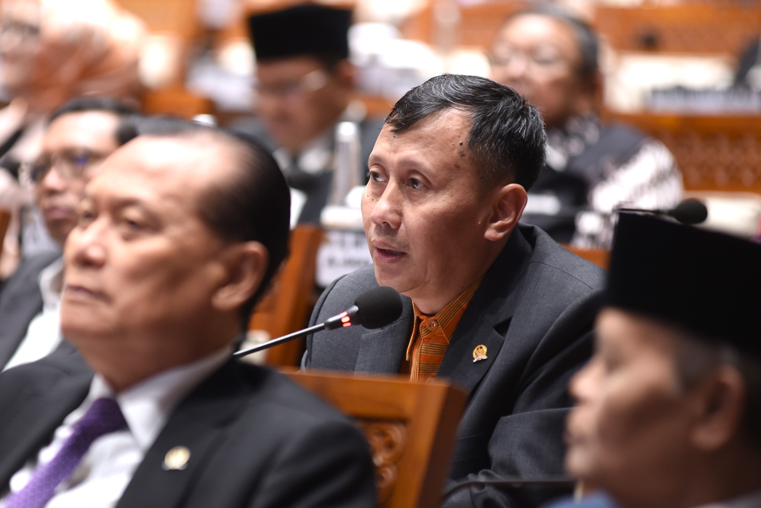 Anggota Komisi IV DPR RI Slamet saat interupsi dalam Rapat Paripurna di Gedung Nusantara II, DPR RI, Senayan