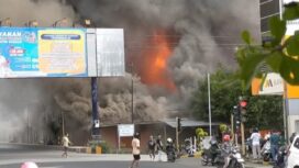 Kebulan asap yang membumbung tinggi dan si jago merah tengah membakar Pasar Sentral Luwuk (Foto: Ist)