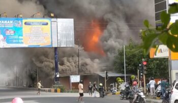 Kebulan asap yang membumbung tinggi dan si jago merah tengah membakar Pasar Sentral Luwuk (Foto: Ist)