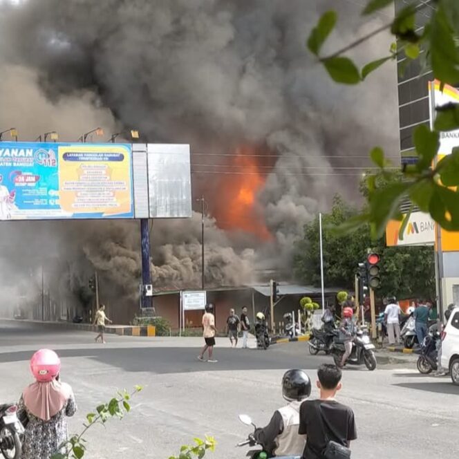 
					Kebulan asap yang membumbung tinggi dan si jago merah tengah membakar Pasar Sentral Luwuk (Foto: Ist)