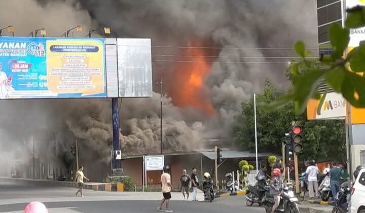 Kebulan asap yang membumbung tinggi dan si jago merah tengah membakar Pasar Sentral Luwuk (Foto: Ist)