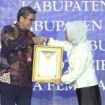 Kepala Badan Riset dan Inovasi Daerah Provinsi Sulawesi Tengah, Faridah Lamarauna saat menerima penghargaan indeks inovasi daerah (Ist)