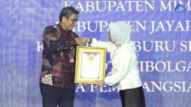 Kepala Badan Riset dan Inovasi Daerah Provinsi Sulawesi Tengah, Faridah Lamarauna saat menerima penghargaan indeks inovasi daerah (Ist)