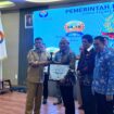 Bupati Sofyan Kaepa menerima penghargaan dari Ombudsman Sulawesi Tengah yang diserahkan oleh Gubenur Rusdy Mastura (Ist)