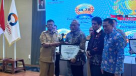 Bupati Sofyan Kaepa menerima penghargaan dari Ombudsman Sulawesi Tengah yang diserahkan oleh Gubenur Rusdy Mastura (Ist)