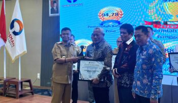 Bupati Sofyan Kaepa menerima penghargaan dari Ombudsman Sulawesi Tengah yang diserahkan oleh Gubenur Rusdy Mastura (Ist)