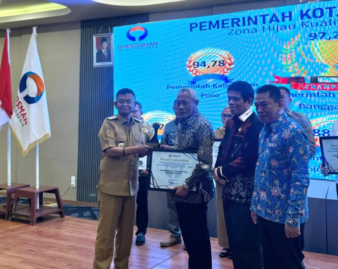 
					Bupati Sofyan Kaepa menerima penghargaan dari Ombudsman Sulawesi Tengah yang diserahkan oleh Gubenur Rusdy Mastura (Ist)