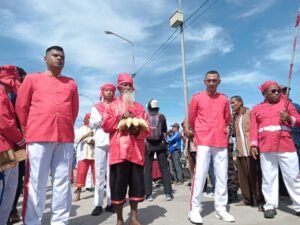 Tetua adat Batui Jasrun Dani (79) tengah memegang telur Maleo, telur yang dipegang oleh Jasrun merupakan telur tumbe atau pertama, para pemangku adat Batui menandai telur itu dengan mengikat potongan kain berwarna merah  (Foto: Nomo/ BanggaiTerkini)