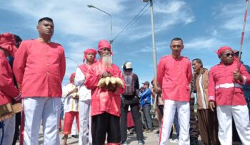 Tetua adat Batui Jasrun Dani (79) tengah memegang telur Maleo, telur yang dipegang oleh Jasrun merupakan telur tumbe atau pertama, para pemangku adat Batui menandai telur itu dengan mengikat potongan kain berwarna merah (Foto: Nomo/ BanggaiTerkini)