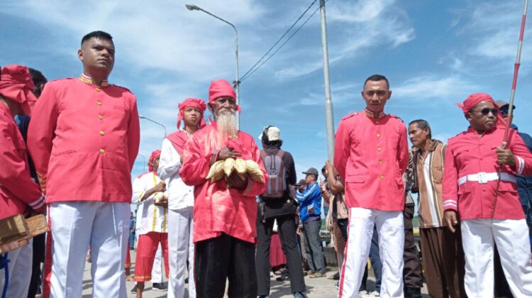 Tetua adat Batui Jasrun Dani (79) tengah memegang telur Maleo, telur yang dipegang oleh Jasrun merupakan telur tumbe atau pertama, para pemangku adat Batui menandai telur itu dengan mengikat potongan kain berwarna merah  (Foto: Nomo/ BanggaiTerkini)