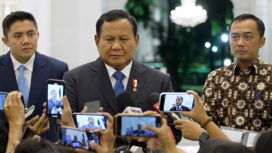 Presiden Prabowo Subianto menyampaikan keterangan persnya kepada awak media di Istana Merdeka, Jakarta, pada Jumat, 6 Desember 2024. (Tangkapan Layar Youtube Setkab RI)