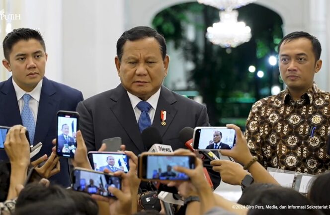 
					Presiden Prabowo Subianto menyampaikan keterangan persnya kepada awak media di Istana Merdeka, Jakarta, pada Jumat, 6 Desember 2024. (Tangkapan Layar Youtube Setkab RI)