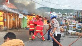 Aksi TNI Polri membantu memadamkan kobaran api di Pasar Sentral Luwuk (Ist)