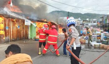 Aksi TNI Polri membantu memadamkan kobaran api di Pasar Sentral Luwuk (Ist)