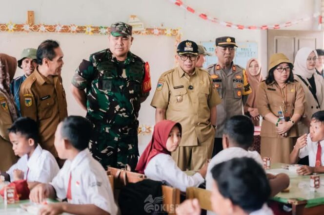 
					Wakil Bupati Banggai, Drs. Furqanuddin Masulili hadiri Pencanangan Pemberian Makanan Bergizi Gratis (DKISP Banggai)