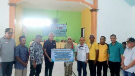 Bupati Sofyan Kaepa menyerahkan bantuan Rp50 Juta untuk sanggar seni lipu seleon Desa Tolise Tubono (Ist)