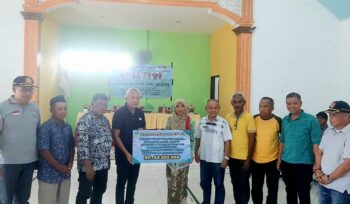 Bupati Sofyan Kaepa menyerahkan bantuan Rp50 Juta untuk sanggar seni lipu seleon Desa Tolise Tubono (Ist)