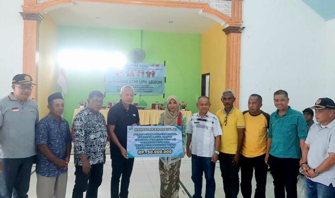
					Bupati Sofyan Kaepa menyerahkan bantuan Rp50 Juta untuk sanggar seni lipu seleon Desa Tolise Tubono (Ist)