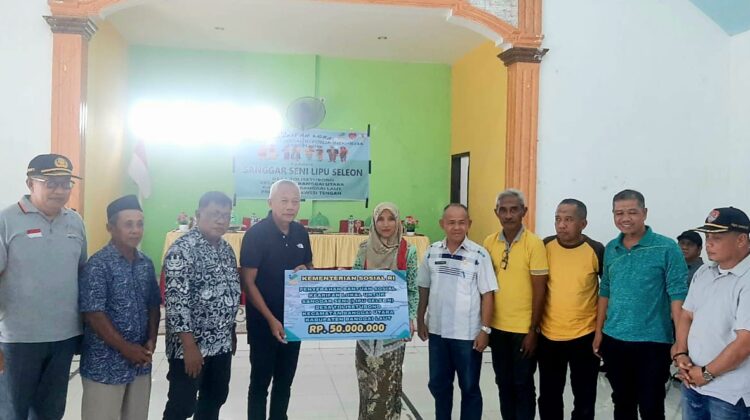 Bupati Sofyan Kaepa menyerahkan bantuan Rp50 Juta untuk sanggar seni lipu seleon Desa Tolise Tubono (Ist)