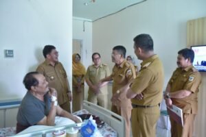 Gubernur Rusdy Mastura Membesuk Mantan Gubernur Sulteng, H.B. Paliudju