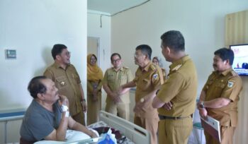 Gubernur Rusdy Mastura Membesuk Mantan Gubernur Sulteng, H.B. Paliudju