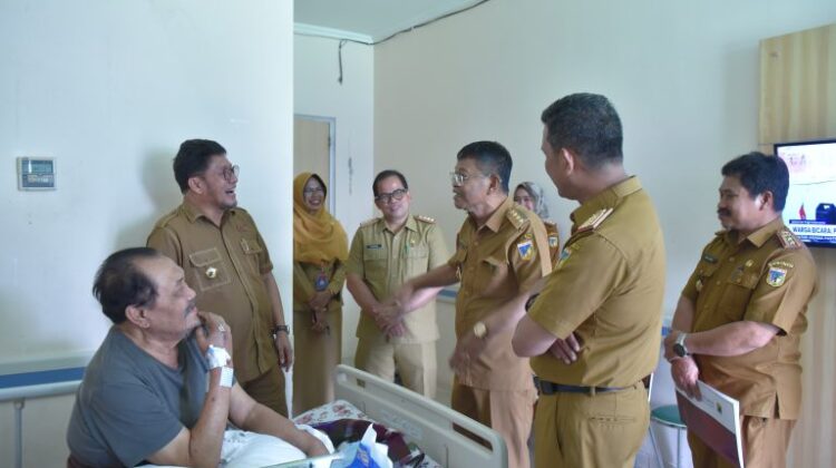 Gubernur Rusdy Mastura Membesuk Mantan Gubernur Sulteng, H.B. Paliudju