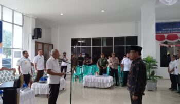 Bupati Sofyan Kaepa saat melakukan pengukuhan Tim Percepatan Pembangunan Daerah, Rabu 8 Januari 2025 (Foto: Nomo/BanggaiTerkini)