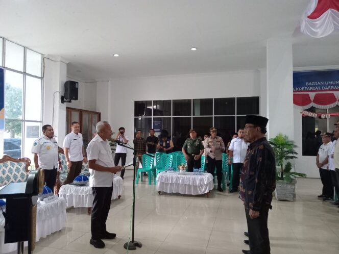 
					Bupati Sofyan Kaepa saat melakukan pengukuhan Tim Percepatan Pembangunan Daerah, Rabu 8 Januari 2025 (Foto: Nomo/BanggaiTerkini)