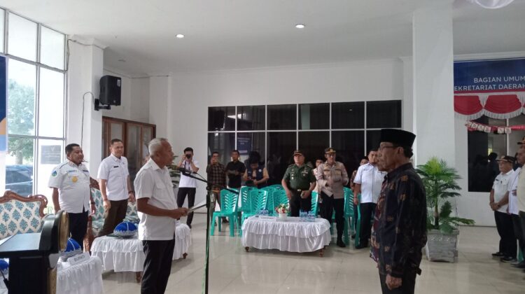 Bupati Sofyan Kaepa saat melakukan pengukuhan Tim Percepatan Pembangunan Daerah, Rabu 8 Januari 2025 (Foto: Nomo/BanggaiTerkini)