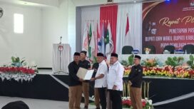 Ketua KPU Syahrudin M. Tintis memberikan SK penetapan Paslon terpilih kepada Sofyan Kaepa-Ablit (Foto: Nomo/Banggai Terkini)