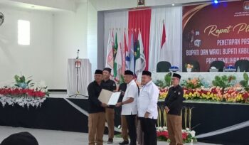 Ketua KPU Syahrudin M. Tintis memberikan SK penetapan Paslon terpilih kepada Sofyan Kaepa-Ablit (Foto: Nomo/Banggai Terkini)