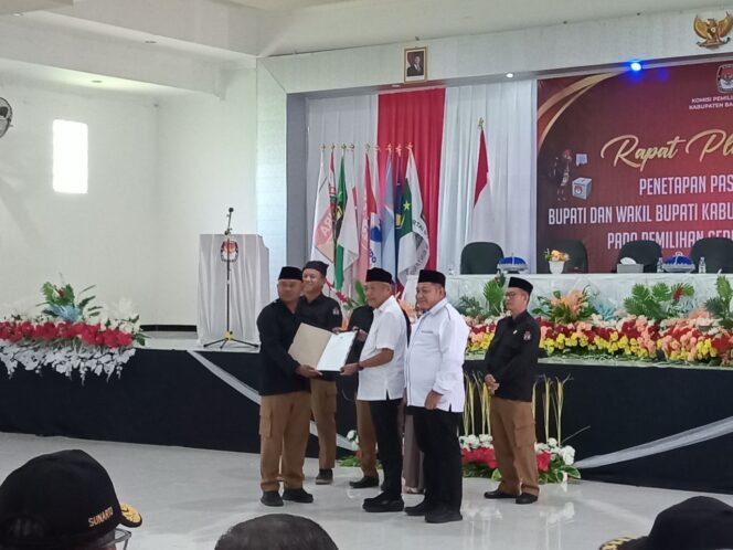 
					Ketua KPU Syahrudin M. Tintis memberikan SK penetapan Paslon terpilih kepada Sofyan Kaepa-Ablit (Foto: Nomo/Banggai Terkini)