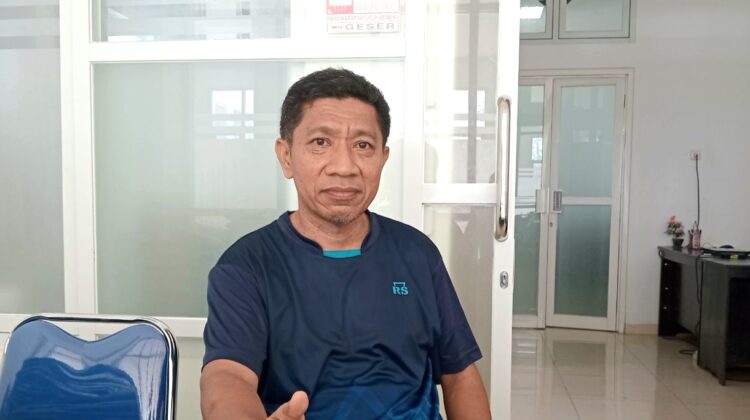Kepala Dinas Pekerjaan Umum dan Penataan Ruang Banggai Laut, Mulyadi Mojang saat ditemui di kantornya, Jumat 10 Januari 2025 (Foto: Nomo/ BanggaiTerkini)