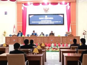 Ketua DPRD Banggai Laut Patwan Kuba didampingi Wakil Ketua Abukar O Sumail saat memimpin rapat paripurna istmewa penetapan Bupati dan Wakil Bupati terpilih 2025-2030 (Foto: Nomo/ Banggai Terkini)