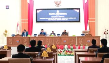 Ketua DPRD Banggai Laut Patwan Kuba didampingi Wakil Ketua Abukar O Sumail saat memimpin rapat paripurna istmewa penetapan Bupati dan Wakil Bupati terpilih 2025-2030 (Foto: Nomo/ Banggai Terkini)