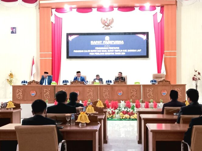 
					Ketua DPRD Banggai Laut Patwan Kuba didampingi Wakil Ketua Abukar O Sumail saat memimpin rapat paripurna istmewa penetapan Bupati dan Wakil Bupati terpilih 2025-2030 (Foto: Nomo/ Banggai Terkini)