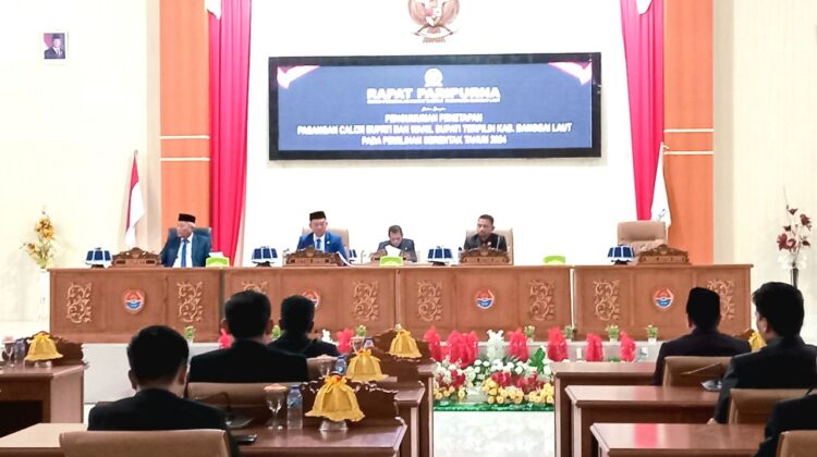 Ketua DPRD Banggai Laut Patwan Kuba didampingi Wakil Ketua Abukar O Sumail saat memimpin rapat paripurna istmewa penetapan Bupati dan Wakil Bupati terpilih 2025-2030 (Foto: Nomo/ Banggai Terkini)