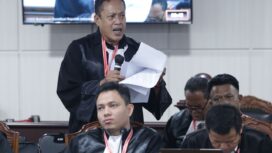 Harli Muin (berdiri) selaku kuasa hukum Pemohon pada sidang Pemeriksaan Pendahuluan Perkara Nomor 109/PHPU.BUP-XXIII/2025 Perselisihan Hasil Pemilihan Umum Bupati Kabupaten Banggai Kepulauan, pada Senin (1/13) di Ruang Sidang Panel 3 MK. (Foto : Humas MK)