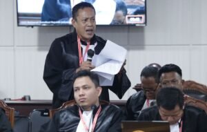 Harli Muin (berdiri) selaku kuasa hukum Pemohon pada sidang Pemeriksaan Pendahuluan Perkara Nomor 109/PHPU.BUP-XXIII/2025 Perselisihan Hasil Pemilihan Umum Bupati Kabupaten Banggai Kepulauan, pada Senin (1/13) di Ruang Sidang Panel 3 MK. (Foto : Humas MK)