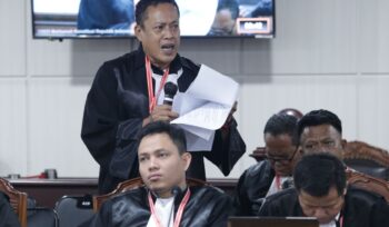 Harli Muin (berdiri) selaku kuasa hukum Pemohon pada sidang Pemeriksaan Pendahuluan Perkara Nomor 109/PHPU.BUP-XXIII/2025 Perselisihan Hasil Pemilihan Umum Bupati Kabupaten Banggai Kepulauan, pada Senin (1/13) di Ruang Sidang Panel 3 MK. (Foto : Humas MK)