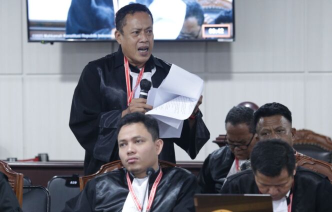 
					Harli Muin (berdiri) selaku kuasa hukum Pemohon pada sidang Pemeriksaan Pendahuluan Perkara Nomor 109/PHPU.BUP-XXIII/2025 Perselisihan Hasil Pemilihan Umum Bupati Kabupaten Banggai Kepulauan, pada Senin (1/13) di Ruang Sidang Panel 3 MK. (Foto : Humas MK)
