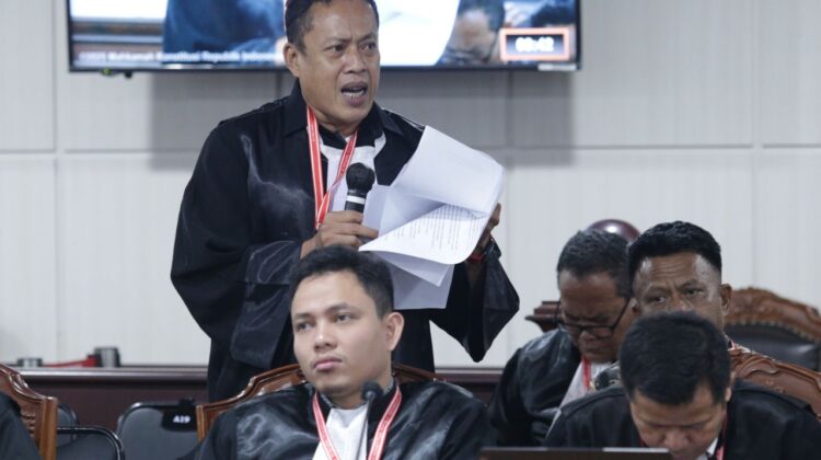 Harli Muin (berdiri) selaku kuasa hukum Pemohon pada sidang Pemeriksaan Pendahuluan Perkara Nomor 109/PHPU.BUP-XXIII/2025 Perselisihan Hasil Pemilihan Umum Bupati Kabupaten Banggai Kepulauan, pada Senin (1/13) di Ruang Sidang Panel 3 MK. (Foto : Humas MK)